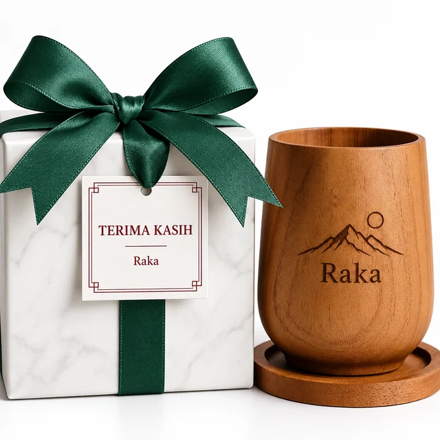 Detail gelas Amora bergrafir gunung Raka dan box putih dengan pita hijau tua.