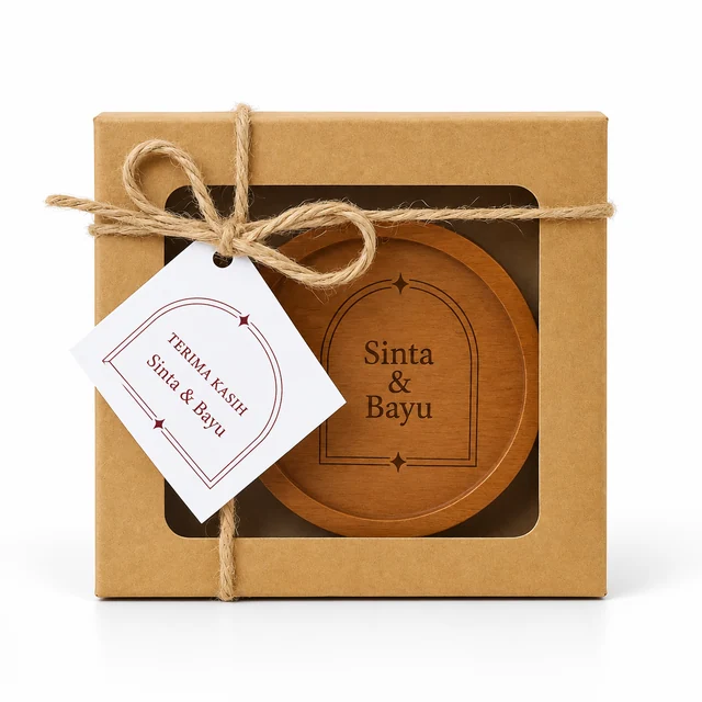 Tatakan kayu Sinta & Bayu dalam box kraft berjendela dengan tali goni dan tag putih bertulisan burgundy.