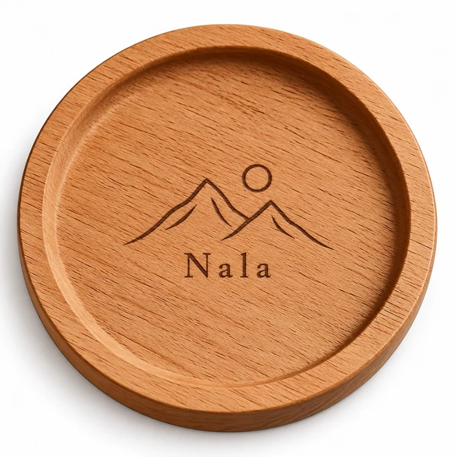 Tatakan kayu Linea dengan grafir dua gunung, matahari, dan nama Nala di atas latar putih